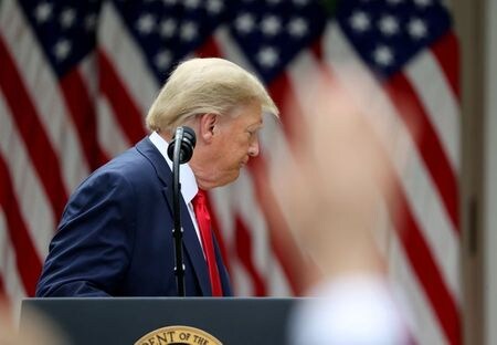トランプ米大統領（写真）は１５日、政府機関に対し、中国からの製品・サービスの調達を最小限に抑えるよう指示した。スパイ活動のリスクがあるとしている。２０２０年５月撮影（２０２１年　ロイター/Jonathan Ernst）