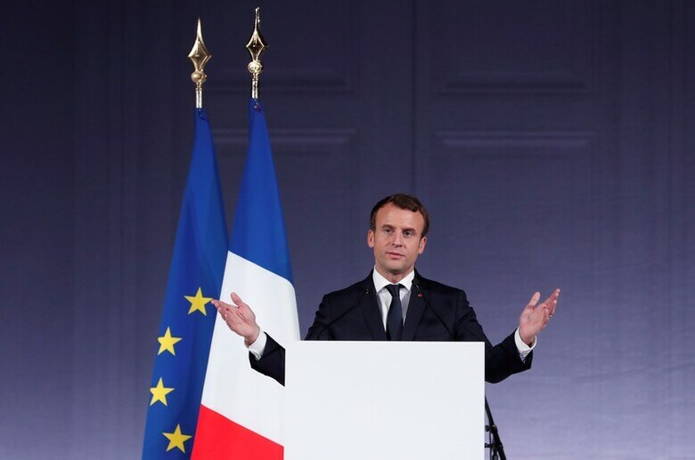 １２月１２日、仏大統領府の発表によると、マクロン大統領（写真）は米国に拠点を置く複数の科学者に対し、フランスに拠点を移し温暖化研究を行うための助成金を付与する。写真は１１日パリでの代表撮影（２０１７年／ロイター）