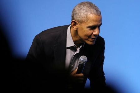 　米民主党のオバマ前大統領（写真）は２３日、１１月の大統領選の党候補指名を確定させたバイデン前副大統領のオンラインの選挙資金集め会合に参加した。２０１９年１２月クアラルンプールで撮影（２０２０年　ロイター/Lim Huey Teng）