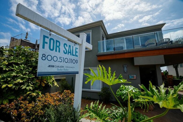 米カリフォルニア州カールスバッドにある住宅に掲げられた「売家」の看板。９月撮影。REUTERS/Mike Blake