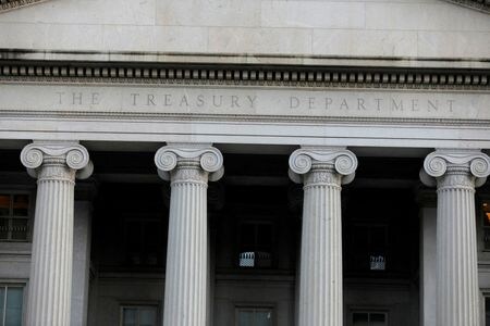 　米財務省のチーフエコノミストは２日、第１・四半期の国内総生産（ＧＤＰ）は予想外に縮小したものの、米経済は今年、引き続き拡大するとの見通しを示した。また、インフレ率はピークに達した可能性があるとした。写真は米財務省の建物。ワシントンで２０２０年８月撮影（２０２２年　ロイター/Andrew Kelly）