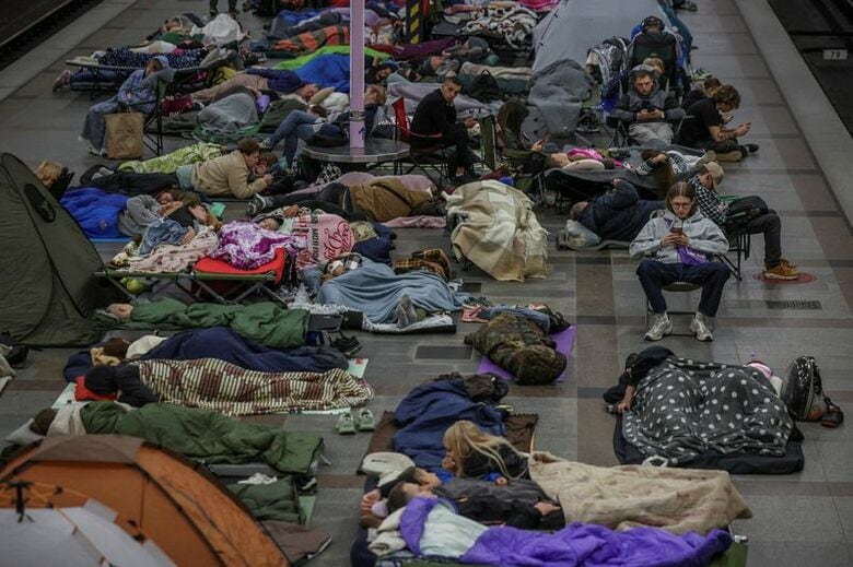 写真はキーウの地下鉄駅構内に避難する人々。9月8日撮影。REUTERS/Alina Smutko