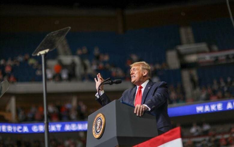 トランプ米政権は、一部就労ビザの発給を停止する方針を固めた。政府高官が22日明らかにした。オクラホマ州タルサで20日撮影(2019年　ロイター/LEAH MILLIS）