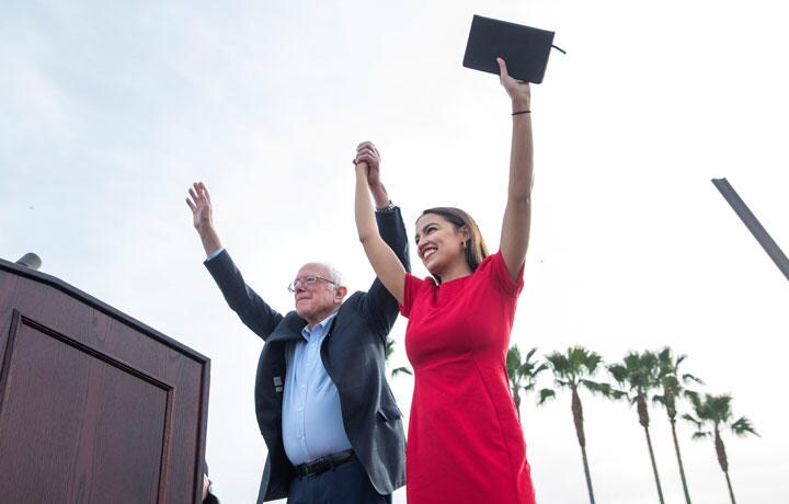 サンダース（左）の応援で党内中道派への批判を強めるオカシオコルテス（右）　Monica Almeida-REUTERS