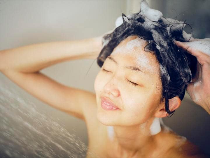 暑さが続く夏場は毎日シャンプーする人も多いですが、正しい髪の洗い方をあなたは知っていますか？　RichLegg - iStockphoto