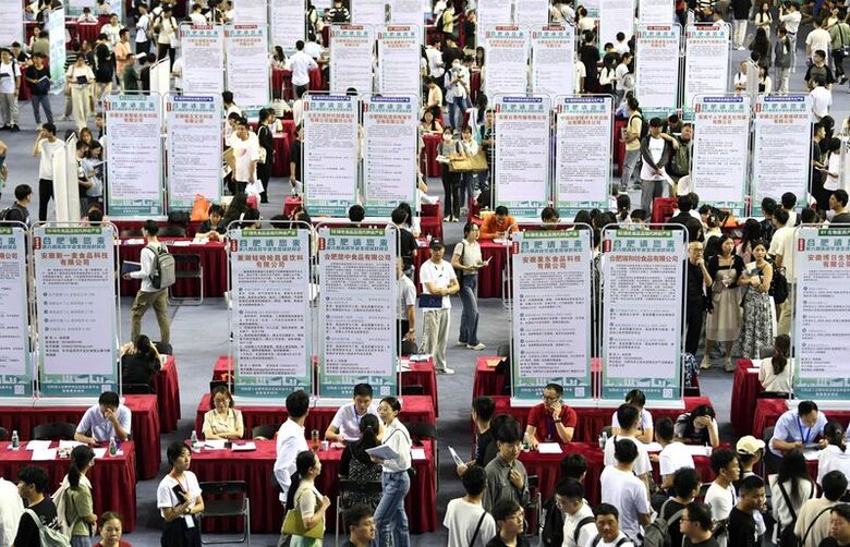 2023年9月、中国安徽省合肥市で、大学卒業生向けの就職説明会に参加する人々。China Daily via REUTERS