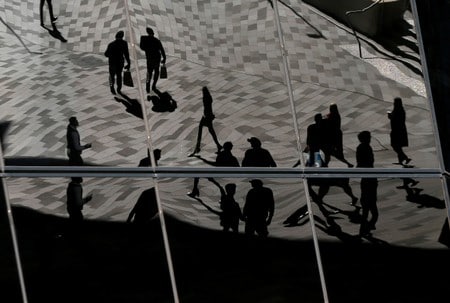 　１１月１１日、ナショナル・オーストラリア銀行（ＮＡＢ）<NAB.AX>が発表した１０月の企業景況感指数は前月から１ポイント上昇し、プラス３となった。写真は２０１７年５月８日、シドニー郊外のバランガルーの商業地区で撮影（２０１９年　ロイター/Jason Reed）