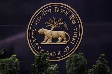 　２月７日、インド準備銀行は主要金利のレポレートを２５ベーシスポイント（ｂｐ）引き下げ６．２５％とした。中銀のロゴ、ムンバイで２０２３年撮影（２０２５年　ロイター／Francis Mascarenhas）