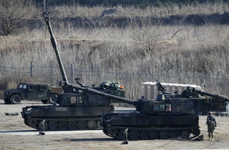 ８月２９日、北朝鮮が朝に弾道ミサイルを発射したことを受け、米韓の統合参謀本部議長が電話で会談し、北朝鮮に対して軍事的措置を含む厳しい対応措置を講じることで合意した。写真は韓国ポチョンでの米軍訓練の様子。昨年３月撮影（２０１７年　ロイター／Kim Hong-Ji）
