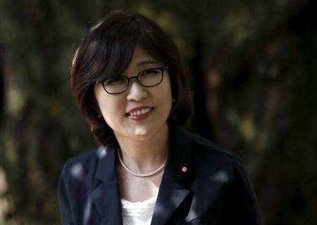 　３月１５日、自民党の「労働力確保に関する特命委員会」初会合が午後開かれ、稲田朋美政調会長（写真）は「外国人材の活用について、正面から取り組んで議論する」と委員会設置の目的について説明した。２０１５年８月撮影（２０１６年　ロイター/Issei Kato）