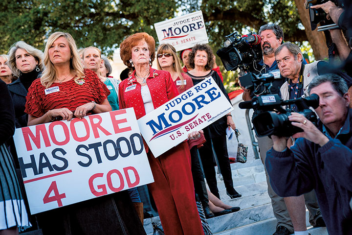 ムーアを支持する女性たちがアラバマ州議会前に集結　Drew Angerer/GETTY IMAGES