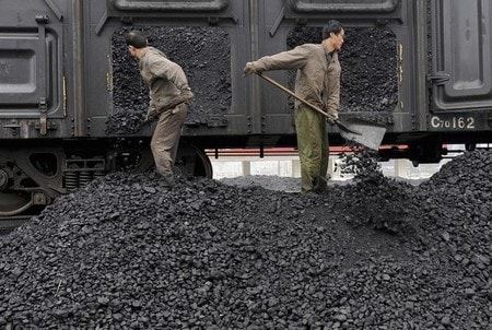 　９月８日、中国税関総署によると、８月の石炭輸入は２５２７万トンとなり、前月比２９．９％増加した。輸入量は、昨年１２月以来の高水準。冬季を控え、電力会社の購入需要が膨らんだ。写真は２０１０年、安徽省合肥市で石炭を荷卸しする様子（２０１７年　ロイター／Jianan Yu）