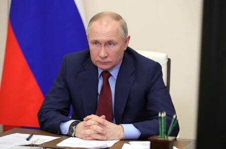 ロシアのプーチン大統領は１２日、ウクライナ紛争を受けて西側諸国がロシアに科した厳格な制裁措置が世界的な経済危機と破滅的なインフレを引き起こしたと述べた。４月撮影（２０２２年　ロイター/Sputnik/Mikhail Klimentyev/Kremlin via REUTERS）