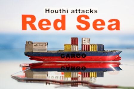 国連貿易開発会議（ＵＮＣＴＡＤ）は２６日、昨年１２月初めからの２カ月間でスエズ運河を通航する貨物船が３９％、貨物トンベースで４５％それぞれ減少したと明らかにした。写真は１月９日撮影（２０２４年　ロイター /Dado Ruvic/Illustration）