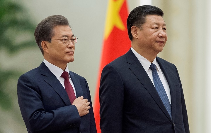 昨年の中韓首脳会談における習近平国家主席と文在寅大統領　Nicolas Asfouri/REUTERS