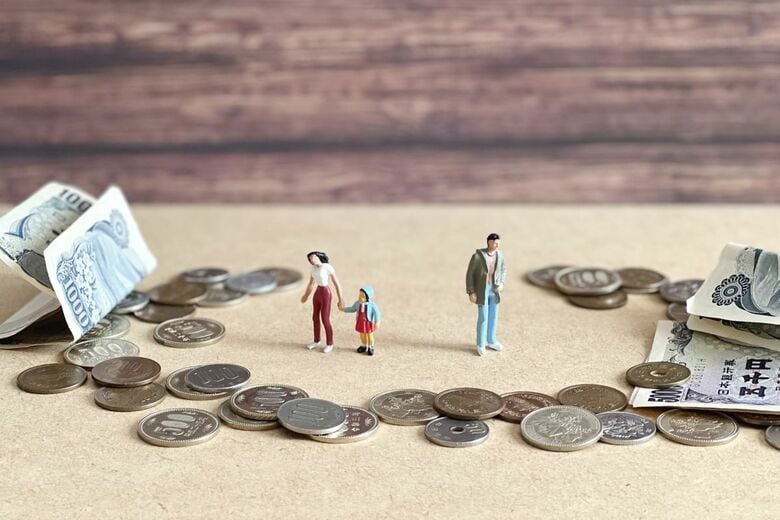 母子世帯の経済的困窮には、男女の賃金格差や離婚後の養育費不払いなどが影響している　photoAC