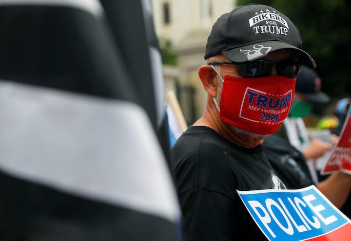 トランプ支持のマスクをして警察支持集会に出る男性（ボストン、6月27日）　Brian Snyder-REUTERS