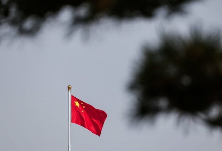 写真は中国国旗。3月3日、北京市内で撮影。REUTERS/Maxim Shemetov