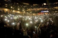 銃乱射の犠牲者を悼むスマホのライト　ウォルマートへの批判も高まる