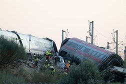 「人が列車から投げ出された」…スペインで高速列車2本が衝突、少なくとも68人死亡