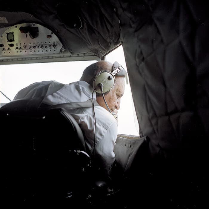 パイロットはアマゾンを襲う嵐の間隙を縫って着陸のタイミングを図る。気候変動によって運航はますます困難になってきている