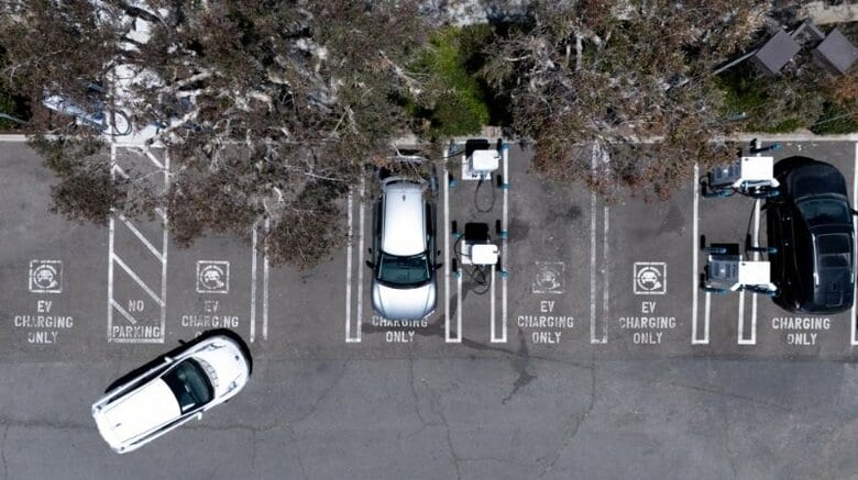 電気自動車の充電ステーション。2025年5月14日、米カリフォルニア州カールスバッドで撮影。REUTERS/Mike Blake