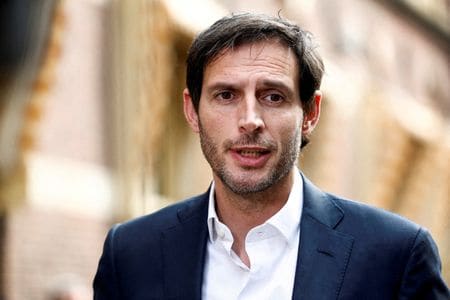 　欧州連合（ＥＵ）欧州議会の環境委員会は２日、気候変動政策の次期責任者として中道右派のフクストラ元オランダ外相（写真）を承認するかどうかの決定を延期し、３日に行うこととした。ハーグで７月撮影(２０２３年　ロイター/Piroschka van de Wouw)