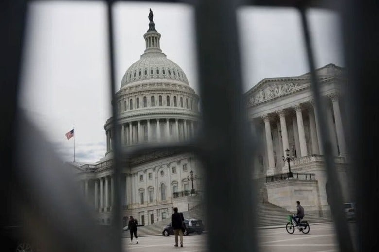 ムーディーズによる米国のソブリン格付け引き下げは、連邦債務上限という「時限爆弾」が迫る中で投資家の不安を一層募らせ、債券市場の「自警団」が米政府により厳格な財政規律を求める行動を起こす契機になるかもしれない。４月４日、ワシントンで撮影（２０２５年　ロイター/Leah Millis）