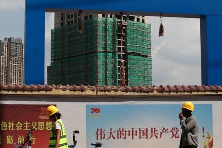 　中国不動産セクターの株式と債券は２４日、およそ８カ月ぶりの安値圏に下落した。国内最大手のデベロッパー２社の資金繰り懸念を背景に、セクター全体への信頼感が一段と悪化した。雲南省昆明で２０１９年９月撮影（２０２３年　ロイター／Wong Campion）