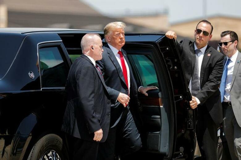 トランプ米大統領（写真）はツイッターで、支持者の１人が白人至上主義のスローガンを叫んでいる動画投稿をリツイート（転載）した。米メリーランド州の空軍基地で２５日撮影（２０２０年　ロイター/Carlos Barria）
