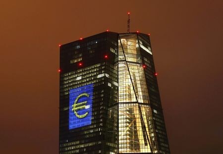 　ユーロ圏の銀行監督を担う欧州中央銀行（ＥＣＢ）銀行監督委員会のアンドレア・エンリア委員長は１３日、ユーロ圏の銀行はすでにロシアへのエクスポージャーを大幅に削減しているが、ＥＣＢは引き続き市場からの完全撤退を求めて銀行に圧力をかけていると述べた。フランクフルトで２０１６年３月撮影（２０２３年　ロイター／Kai Pfaffenbach）