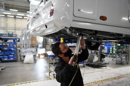 ６月１日、Ｓ＆Ｐグローバルが発表した５月のユーロ圏製造業購買担当者景気指数（ＰＭＩ）改定値は５４．６と２０２０年１１月以来の低水準となった。独パッサウの自動車工場で２０２１年３月撮影（２０２２年　ロイター/Andreas Gebert）