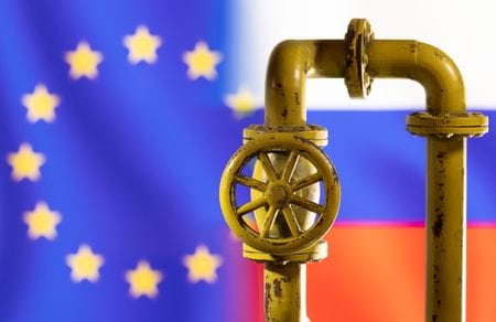 欧州連合（ＥＵ）の執行機関である欧州委員会は６日、ロシア産天然ガスと液化天然ガス（LＮＧ）の輸入を２０２７年末までに段階的に停止するための法的措置を来月に提案すると発表した。（２０２５年　ロイター/Dado Ruvic/Illustration）