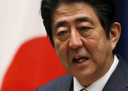 　１月４日、安倍晋三首相は官邸で年頭の記者会見を行い、日本経済のデフレ脱却まで「あと一息」と述べ、政府・日銀一体でデフレ脱却に取り組むと強調した。都内で撮影（２０１６年　ロイター/Toru Hanai）