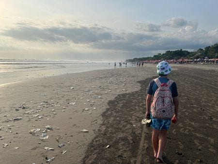 　８月１７日、インドネシアの女性起業家オビー・サブリナさん（３７）は毎日、プラスチックごみと格闘している。彼女が行っているのは、麺のパックやコーヒーの小袋、ストローなどを材料の一部に取り入れた環境にやさしいレンガを製造し、国内各地に供給する作業だ。写真はバリ島の浜辺に散らばるプラスチックごみ。４月１７日撮影（２０２３年　ロイター/Ian Ransom）