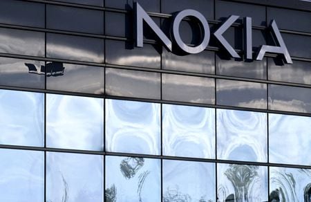 フィンランドの通信機器大手ノキアは、中華圏の従業員の約５分の１に当たる約２０００人を解雇し、欧州でも３５０人の人員削減を計画している。２０２３年１０月撮影（２０２４年　ロイター/JUSSI NUKARI/Lehtikuva/via REUTERS）