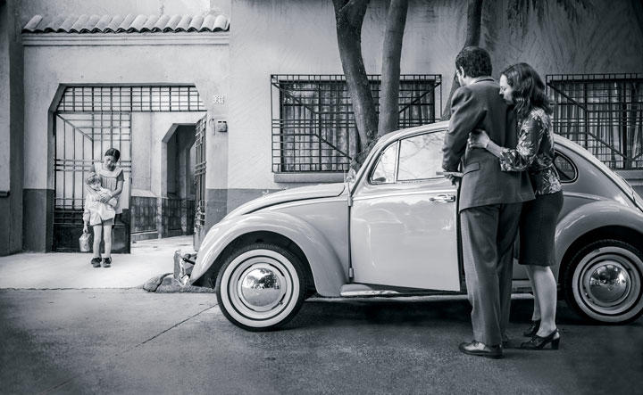 映画『ローマ』はメキシコ先住民の家政婦がいる白人中流階級の家庭に育ったキュアロン監督の自伝的な物語　CARLOS SOMONTE/ASSOULINE PUBLISHING