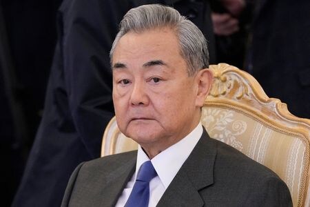 　中国外務省は１５日、中国は「壁を取り払い」、貿易相手国の輪を広げるとの方針を表明した。「拳を振る」のではなく「握手」すると強調した。写真は王毅外相。モスクワで１日代表撮影（２０２５年　ロイター）