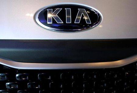 　８月１２日、バイデン米大統領の署名を経て近く成立する４３００億ドル規模の「インフレ抑制法案」を巡り、自動車メーカーの独アウディとポルシェ、韓国の起亜は、自社ＥＶの購入者が最大７５００ドルの連邦税額控除を受けられなくなると発表した。写真は起亜のロゴ。メキシコ・モンテレイ郊外で２０１９年５月撮影（２０２２年　ロイター／Daniel Becerril）