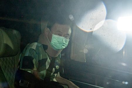 　タイのタクシン元首相が仮釈放され、１８日未明に入院していた首都バンコクの警察病院を車で後にした。Thai News Pix提供写真（２０２４年　ロイター/Thai News Pix/Tananchai Kaewsowattana）