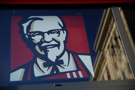 　１月２７日、中国で「ＫＦＣ」や「ピザハット」などのファストフードレストランを展開するヤム・チャイナ・ホールディングスは、湖北省武漢市内の数店舗を一時閉鎖すると発表した。写真はワルシャワで２０１７年１０月撮影（２０２０年　ロイター／Kacper Pempel）