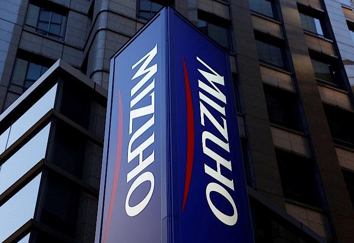 みずほ銀行が2021年1月から、紙の預金通帳を発行する場合に1000円(税別)の手数料を取るという。REUTERS/Kim Kyung-Hoon