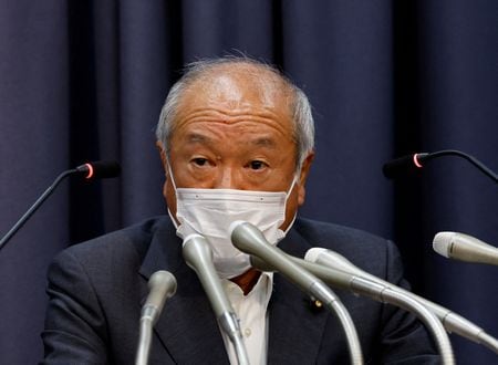 　１０月２０日、 鈴木俊一財務相（写真）は参院予算委員会で、電気自動車（ＥＶ）について、走行距離に応じて課税する仕組みの導入は「一つの考え方だと思っている」と述べた。都内で９月撮影（２０２２年　ロイター／Kim Kyung-Hoon）