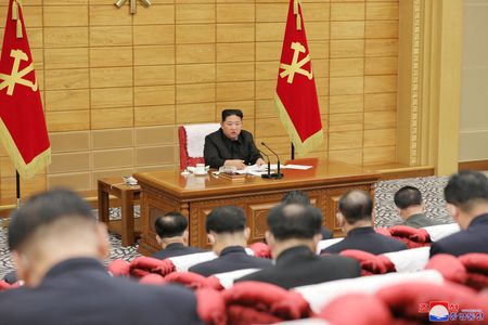 　北朝鮮国営の朝鮮中央通信（ＫＣＮＡ）は１５日、新型コロナウイルスの感染が疑われる新たな発熱者が少なくとも２９万６１８０人に達したと報じた。１５人が死亡し、死者は累計で４２人となった。写真は１４日撮影。ＫＣＮＡ提供（２０２２年　ロイター）