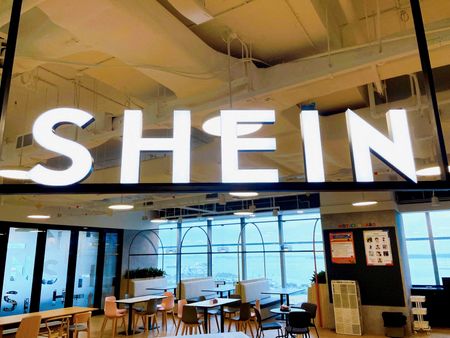 　中国のファッション通販「ＳＨＥＩＮ（シーイン）」が第２・四半期に米議会のロビー活動に６０万ドルを費やしたことが、２１日の当局届け出で分かった。写真はシンガポールで２０２２年１０月撮影（２０２３年　ロイター／Chen Lin）