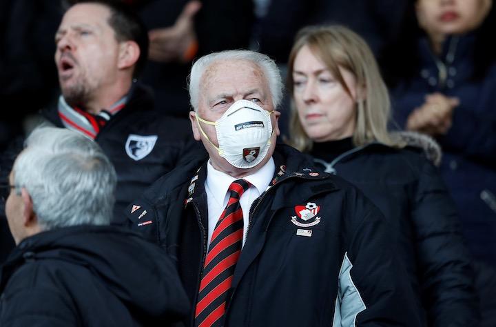 イングランドでサッカーを観戦するファン　Peter Nicholls-REUTERS