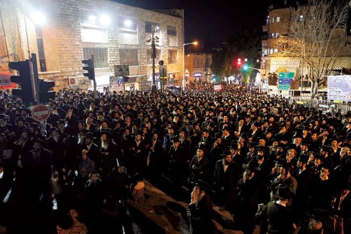 エルサレムで政府のコロナ対策に抗議する超正統派ユダヤ教徒たち　RONEN ZVULUN-REUTERS