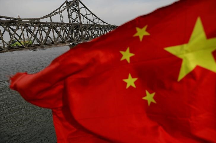 １１月３日、中国商務省は、世界貿易機関（ＷＴＯ）に対し、米国が中国製アルミホイルに対する反ダンピング（不当廉売）関税の適用を仮決定したことに関する審議を要請した。写真は中国国旗、４月撮影（２０１７年　ロイター／Damir Sagolj）