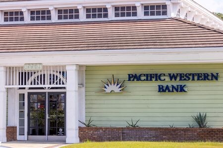 米地銀持ち株会社のパックウエスト・バンコープは２２日、７４件の不動産開発向け融資をケネディ・ウィルソン・ホールディングスの子会社に売却すると発表した。米カリフォルニア州ハンティントンで３月撮影。（2023年　ロイター/Mike Blake）