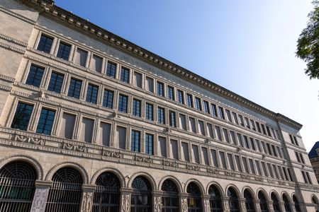 スイス国立銀行（ＳＮＢ、中央銀行）のペトラ・チュディン理事は３０日、同国のインフレ率が短期間０％を下回ったとしても、中銀はそれを容認できるとの見解を示した。写真はＳＮＢ本部。チューリヒで６月撮影（２０２５年　ロイター/Denis Balibouse）